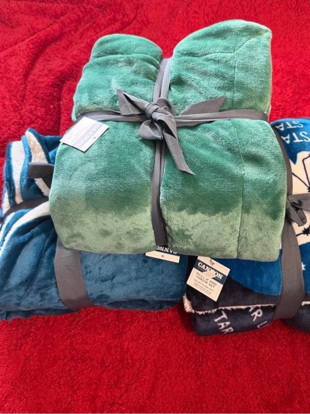 Plush Emerald Green Throw Blanket - Soft Home Comfort
